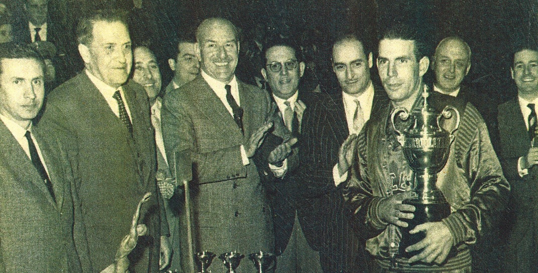 Joan Canals recollint un premi