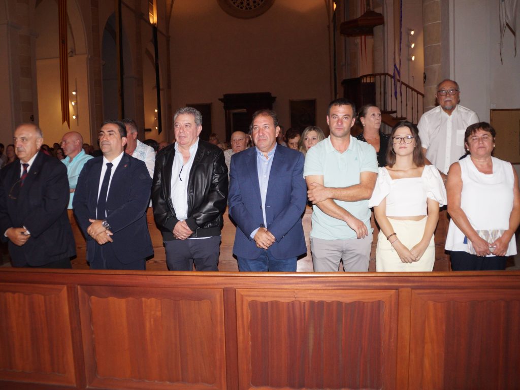 Assistents a la misa en honor a Joan Quetglas