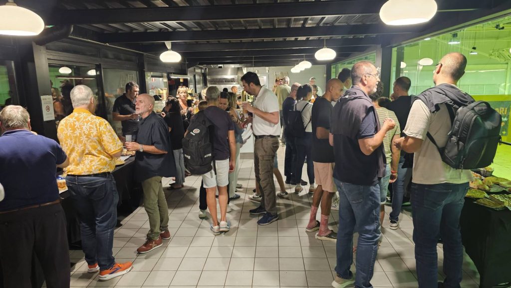 Assistents al sopar conversant