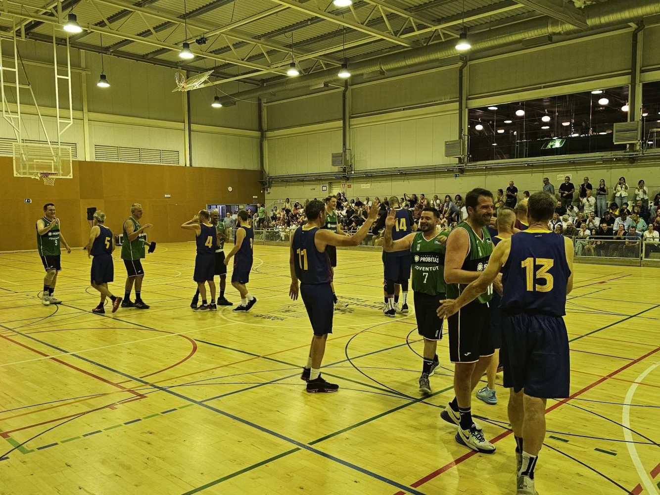 Salutacions entre equips veterans FCB i veterans La Penya