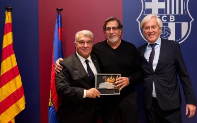 Entrega de placa commemorativa a Manuel Flores pel seu nomenament com a president de l’AAJBFCB