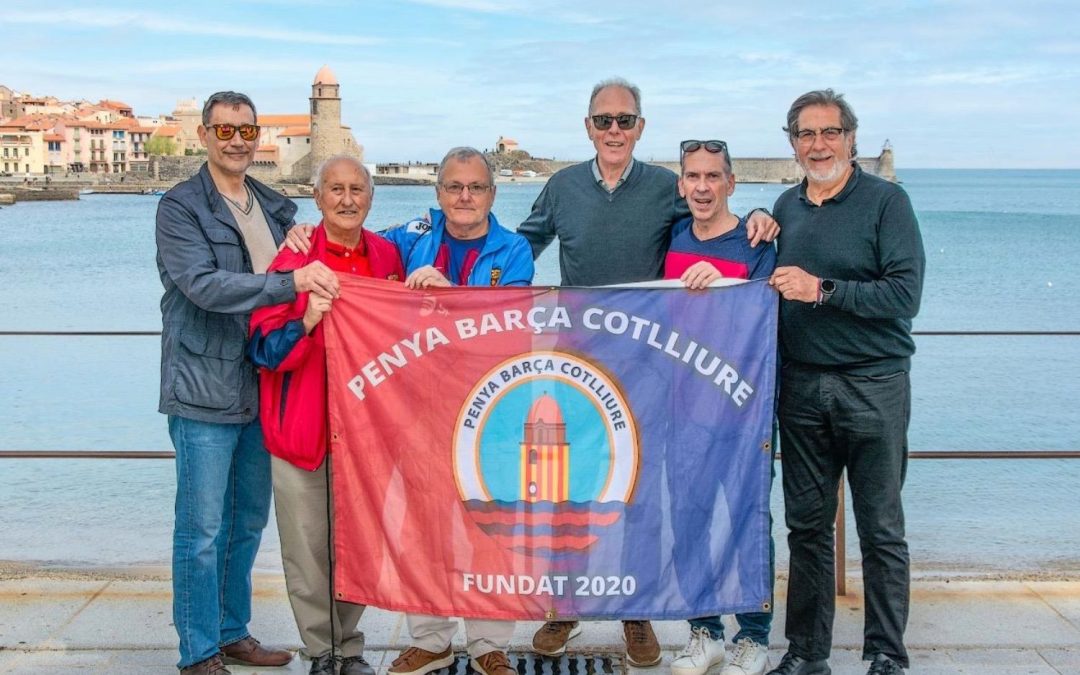 Foto amb la bandera de la Penya Barcelonista Cotlliure