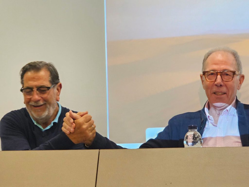 Manolo Flores y Pedro Ansa presidint l'assemblea