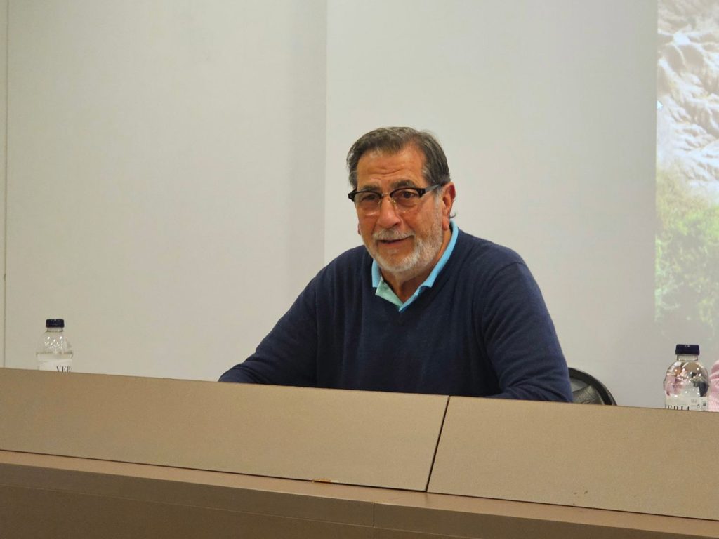 Manolo Flores exposant l'àrea social de l'Associació