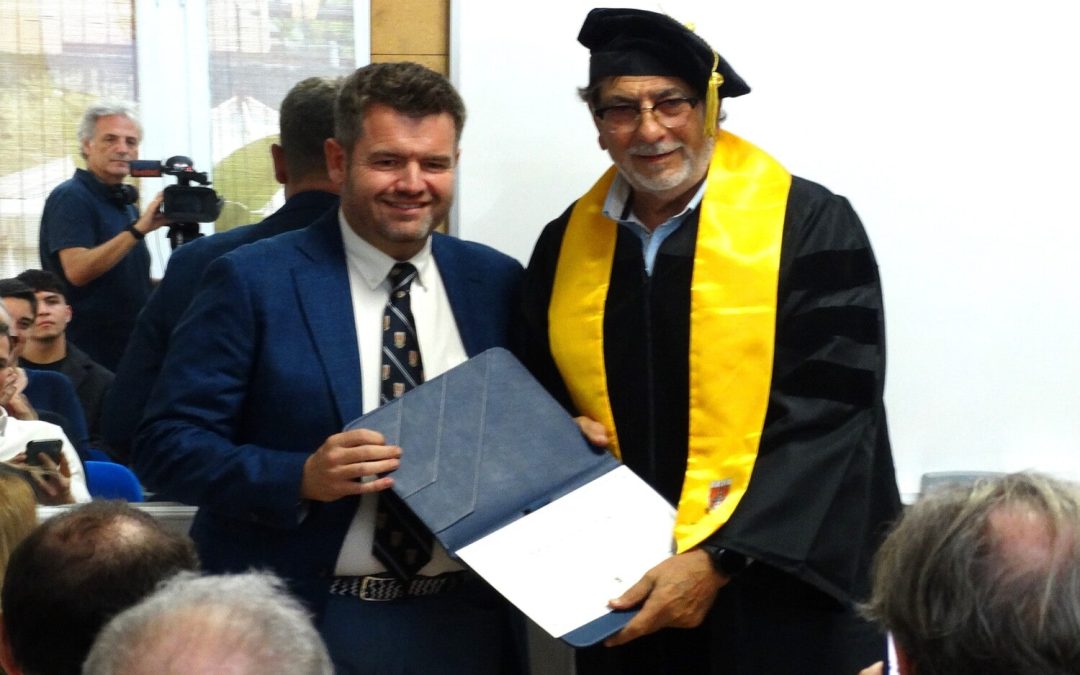 Entrega doctorado honoris causa a Manolo Flores